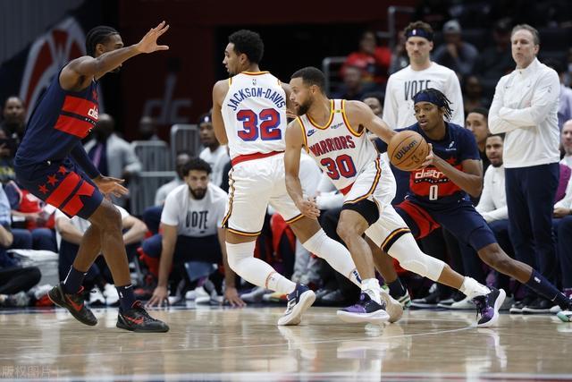 如何通过多样化防守在NBA立足？76人前锋分享新秀启示